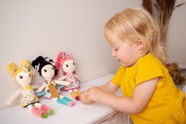 Hencz Toys Mäkká handrová bábika LAURA s růžovými vláskami - Image 2